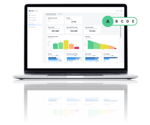 Auf dem Bildschirm eines aufgeklappten Laptops sind Dashboards mit Übersichtsgrafiken und Zahlenreihen zu sehen.