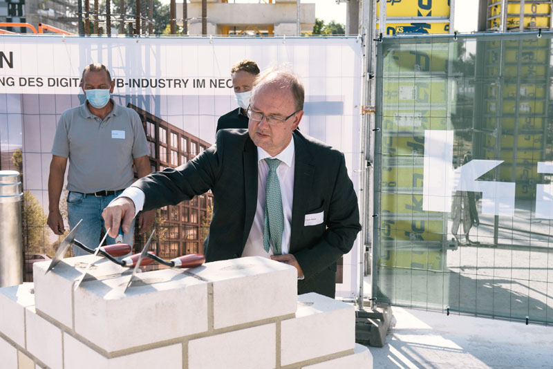 Frank Maier, CTO Lenze, bei der Grundsteinlegung