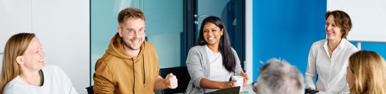 Personen von encoway die über den Leitfaden disskutieren